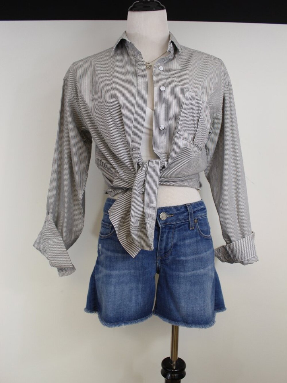PAIGE‎ Jimmy Jimmy Shorts 24 Low Rise Distressed Denim Raw Hem Medium Wash
